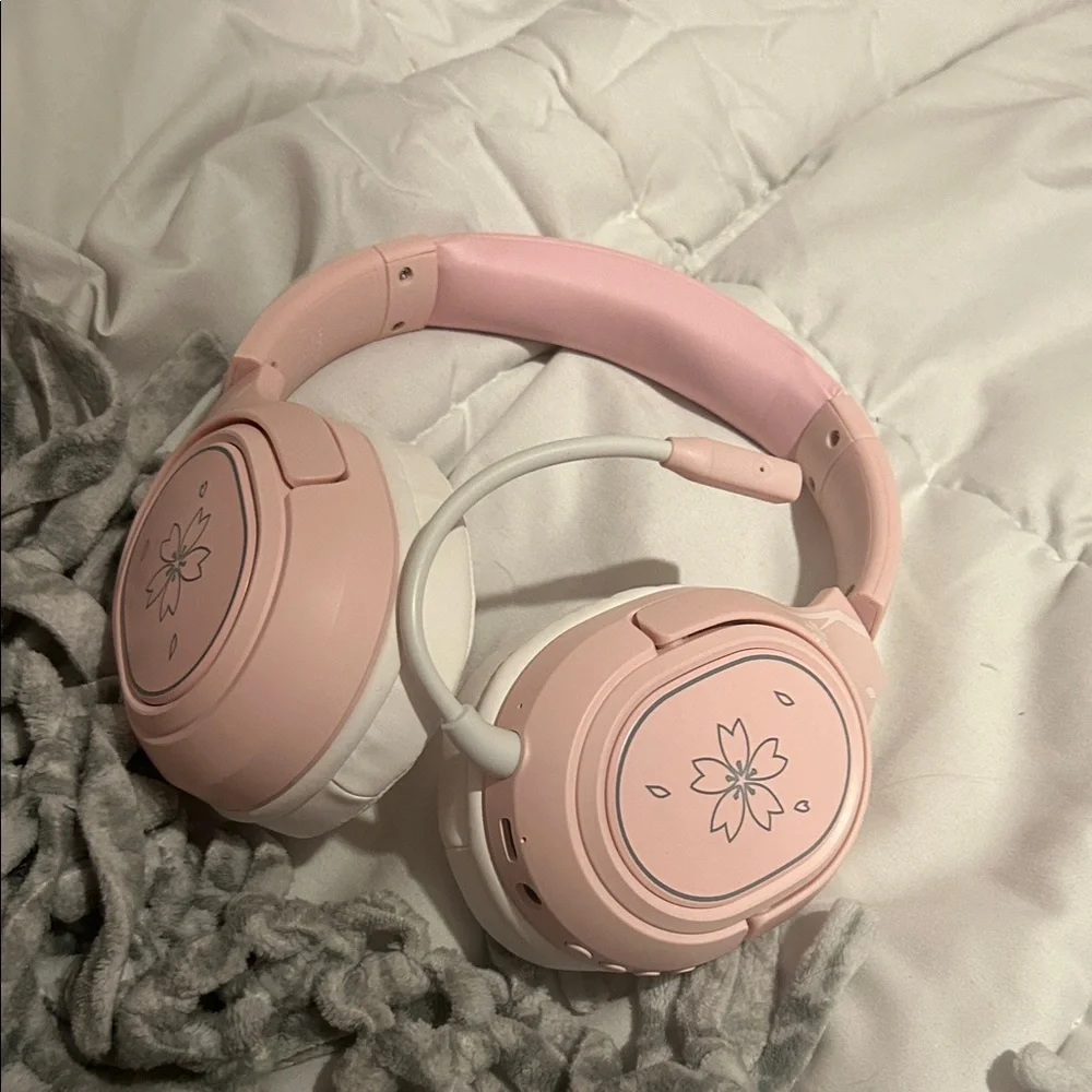 Pink Wireless Over-Ear Headphones with Flower Design for gaming